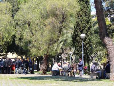 Qui per� pi� che i giovani a farla da padrone sono gli anziani, che si incontrano quotidianamente per sfidarsi in infuocate partite a carte